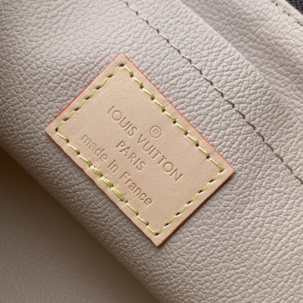M11750 COSMETIC BAG - Image 10