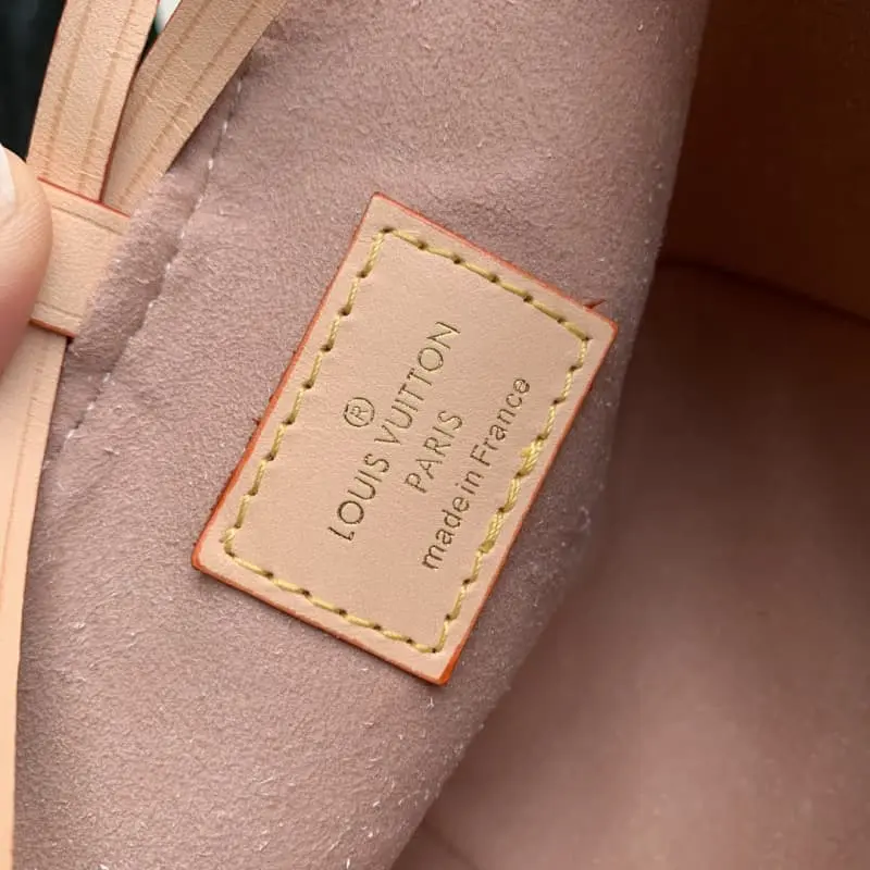 M83227 White Flower 11.5x11.5x11.5cm High Quality Bags - Image 9