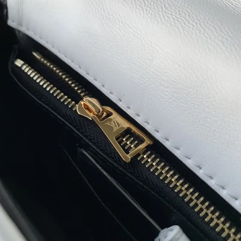 M22890 White 23x16x10cm High Quality Bags - Image 9