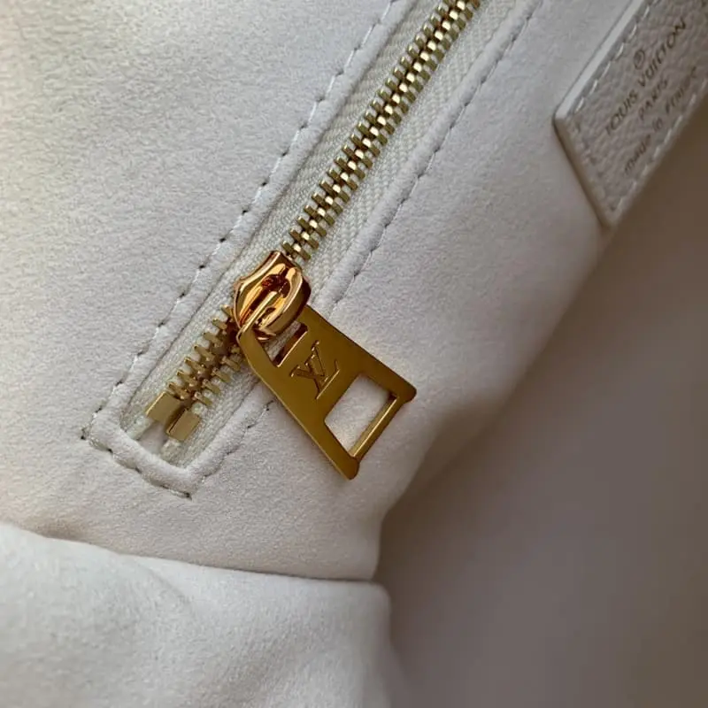 M46629 25x19x11.5cm High Quality Bags - Image 9