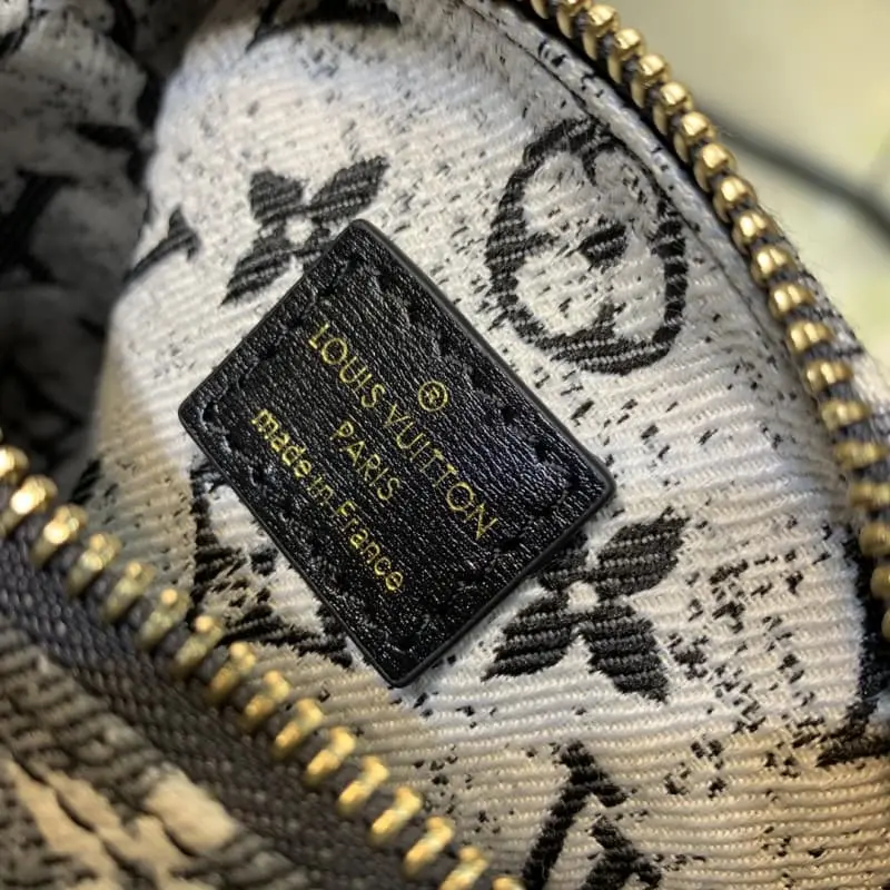 M82242 16x11x9cm High Quality Bags - Image 9