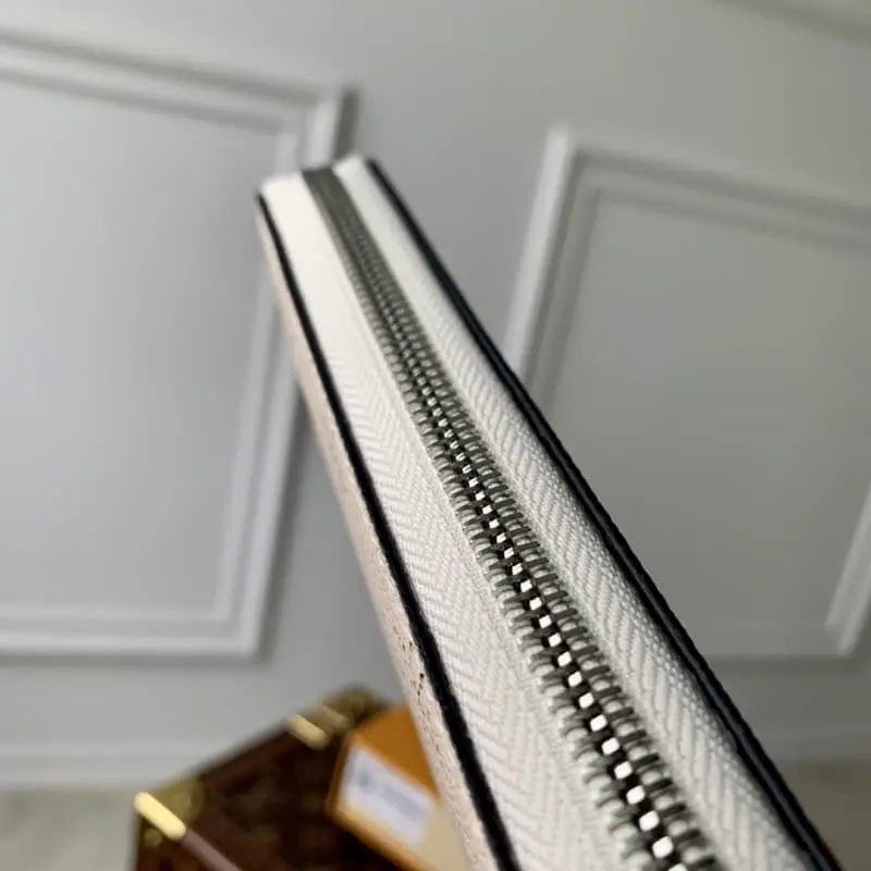 M61869 White 19x10cm High Quality Bags - Image 9