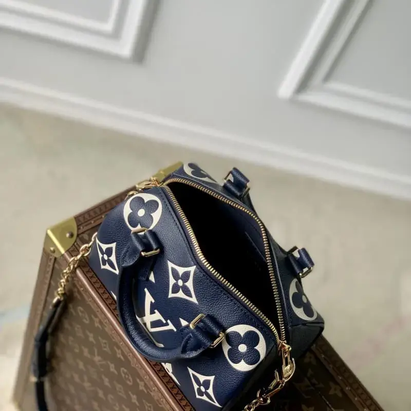 M47048 20.5x13.5x12cm High Quality Bags - Image 9