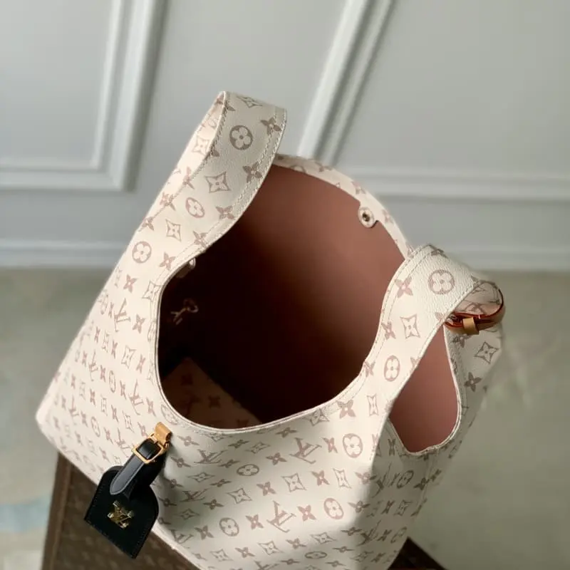 M24409 34x34x13.5cm High Quality Bags - Image 9