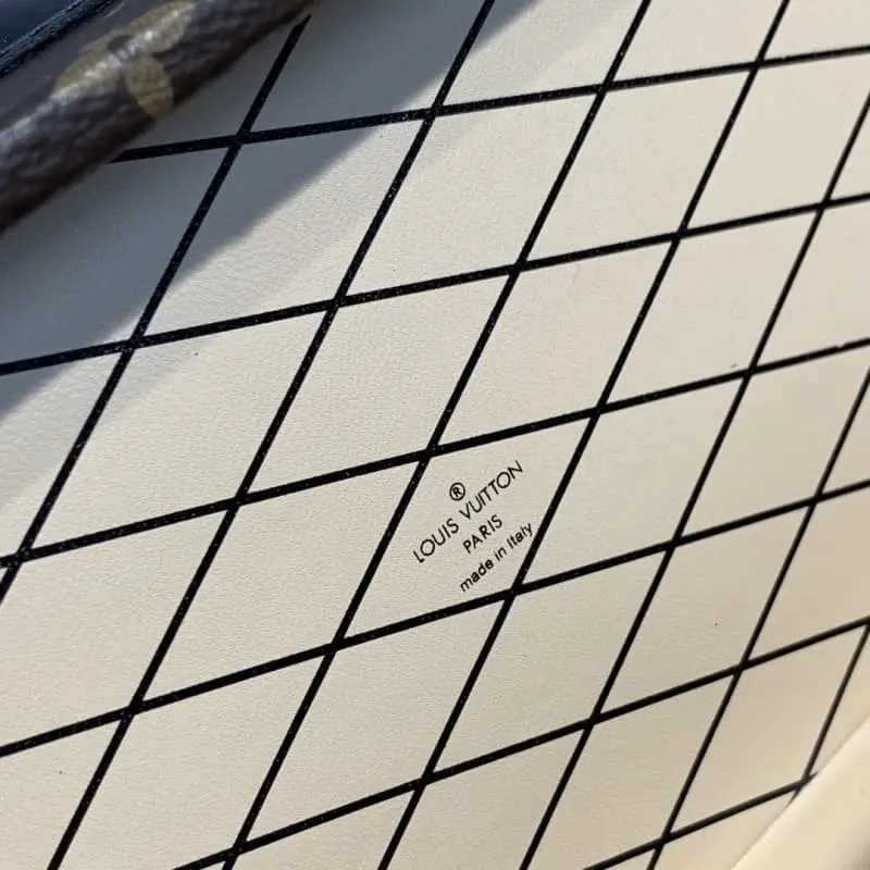 M46120 27x12x6.5cm High Quality Bags - Image 9