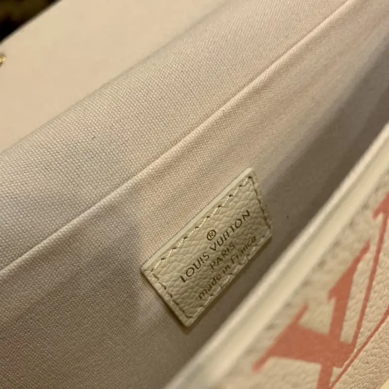 M82047 21x12x3cm High Quality Bags - Image 9