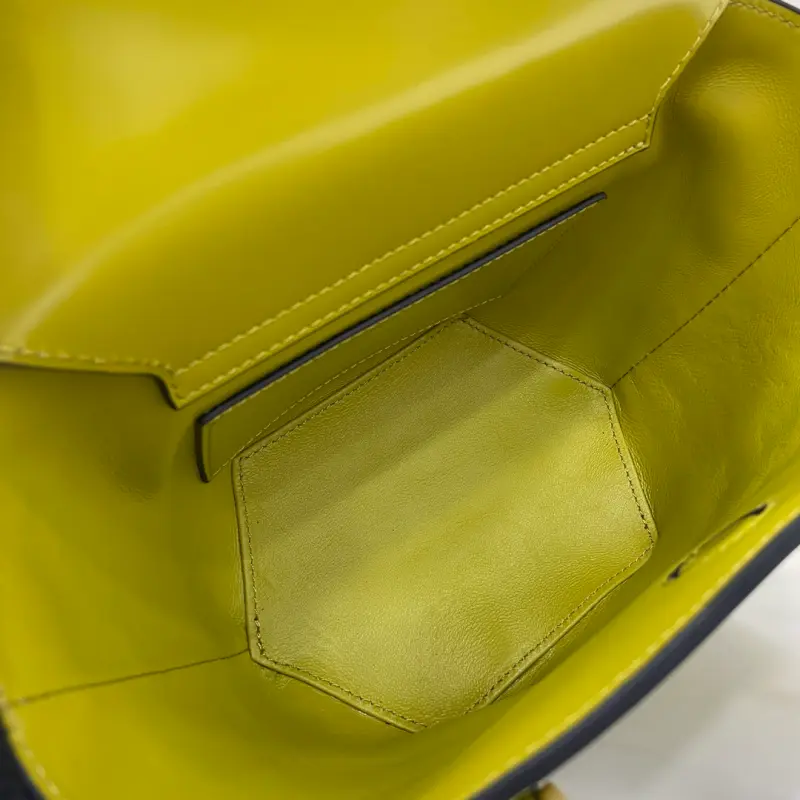 805832 CM 4 High-Quality Bags - Image 9