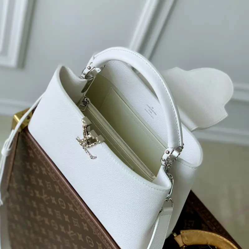 M24666 White 33x19x9cm High Quality Bags - Image 9