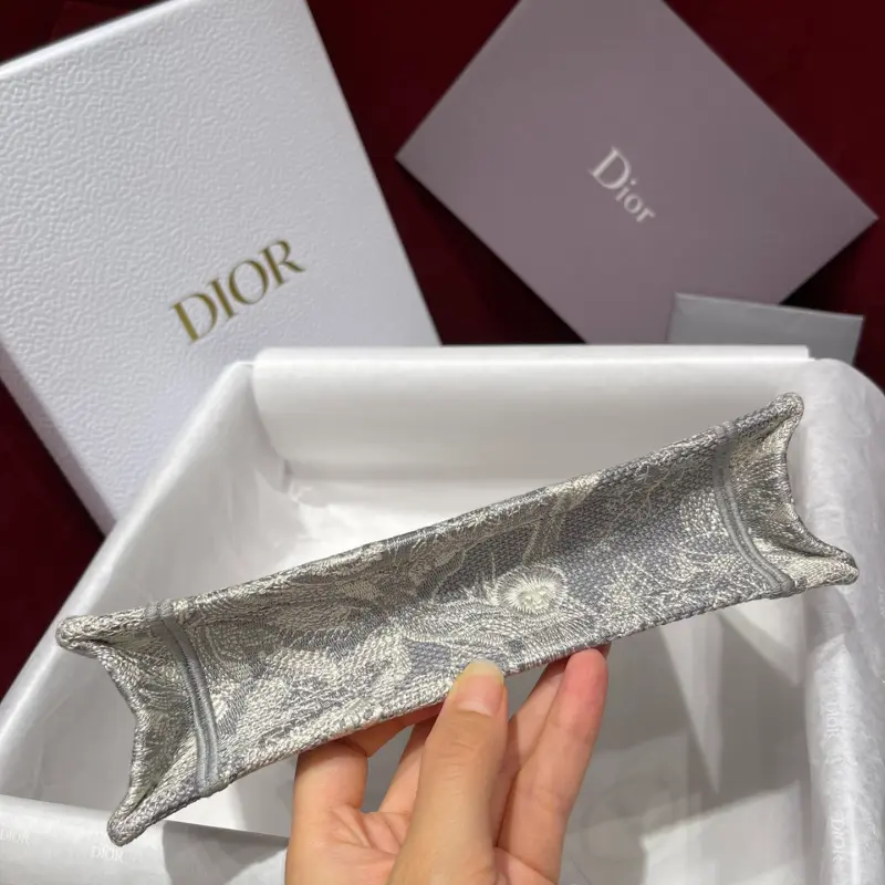 ML8 2 High Quality Bags - Image 10