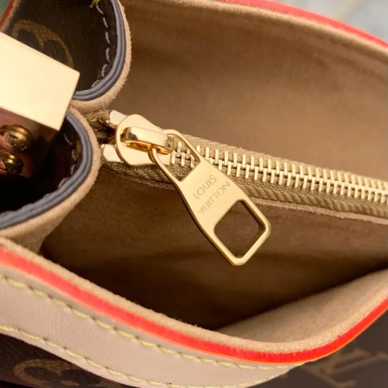 M47149 28x20x11cm High Quality Bags - Image 8