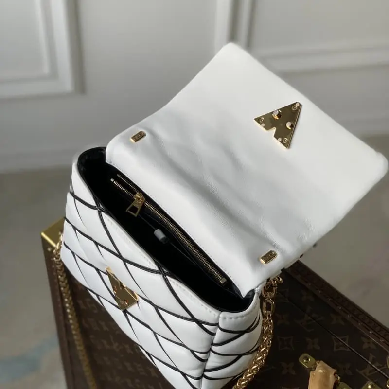 M22890 White 23x16x10cm High Quality Bags - Image 8