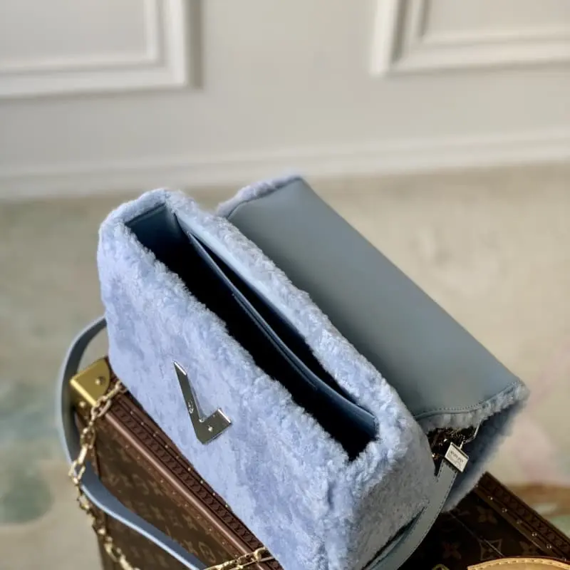 M21040 23x17x9.5cm High Quality Bags - Image 8