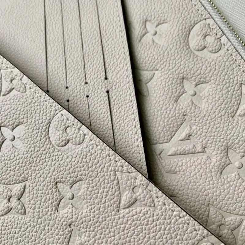 M82363 White (embossed) 21x12x3cm High Quality Bags - Image 8