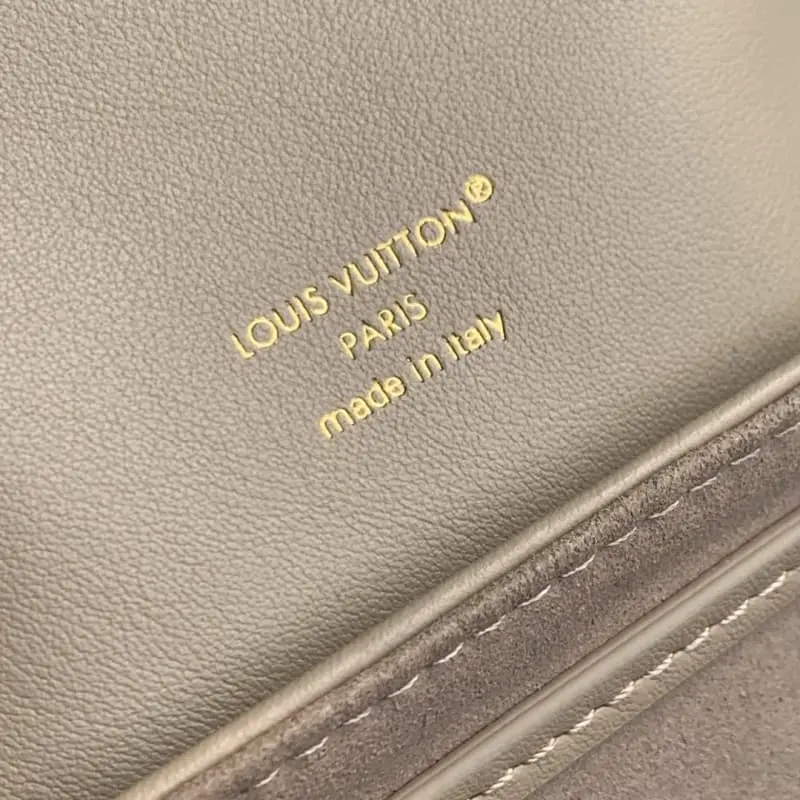 M13358 26x10x21cm High Quality Bags - Image 8