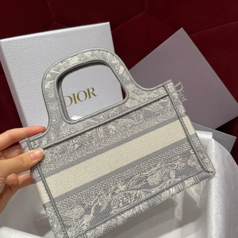 ML8 2 High Quality Bags - Image 9