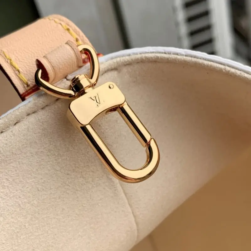 M13089 White 18x12x16cm High Quality Bags - Image 7