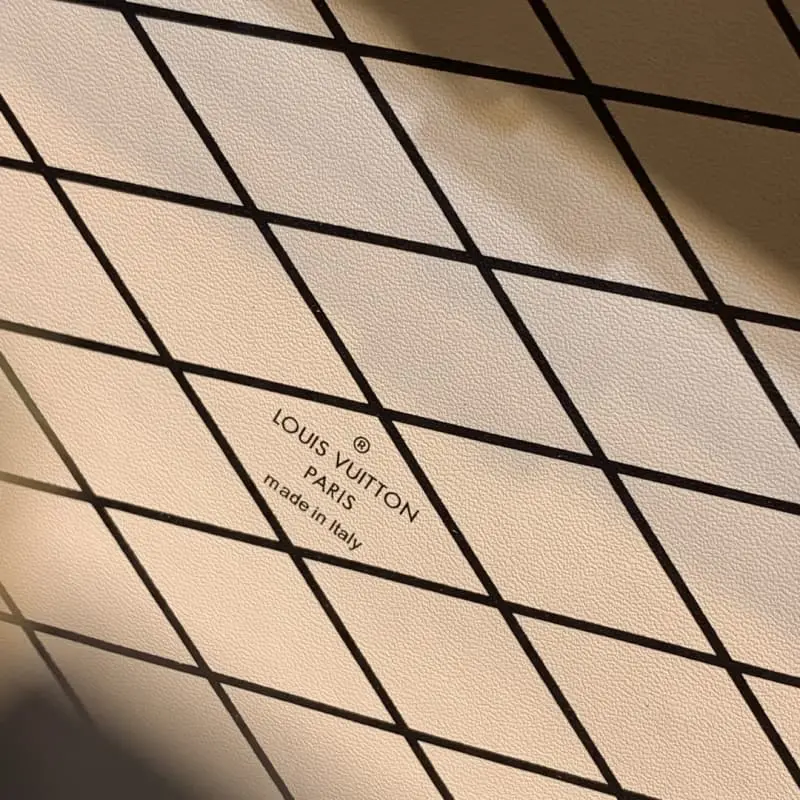 M46309 24x16x13cm High Quality Bags - Image 7