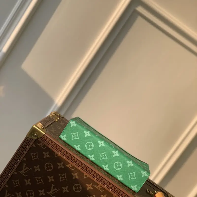 M81124 Green Flower 18.5x11x6.5cm High Quality Bags - Image 5