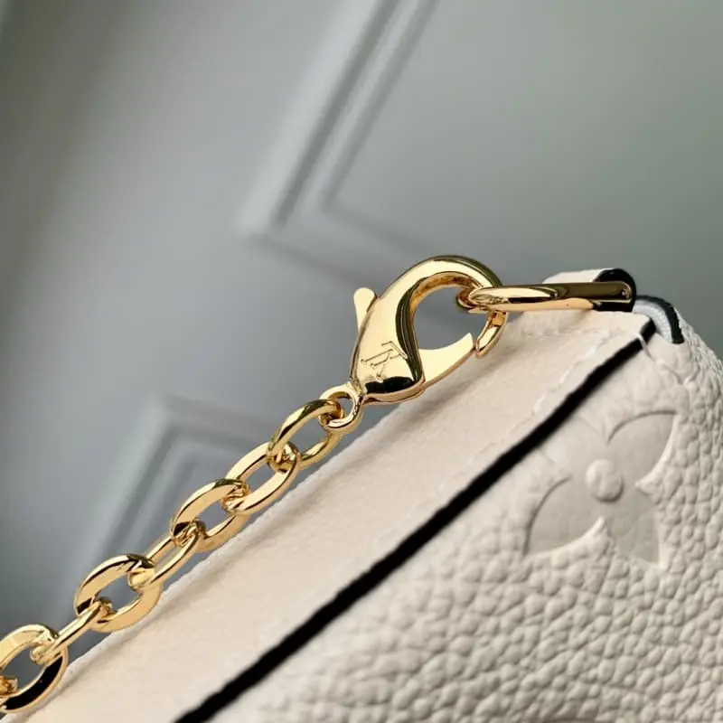 M82363 White (embossed) 21x12x3cm High Quality Bags - Image 6