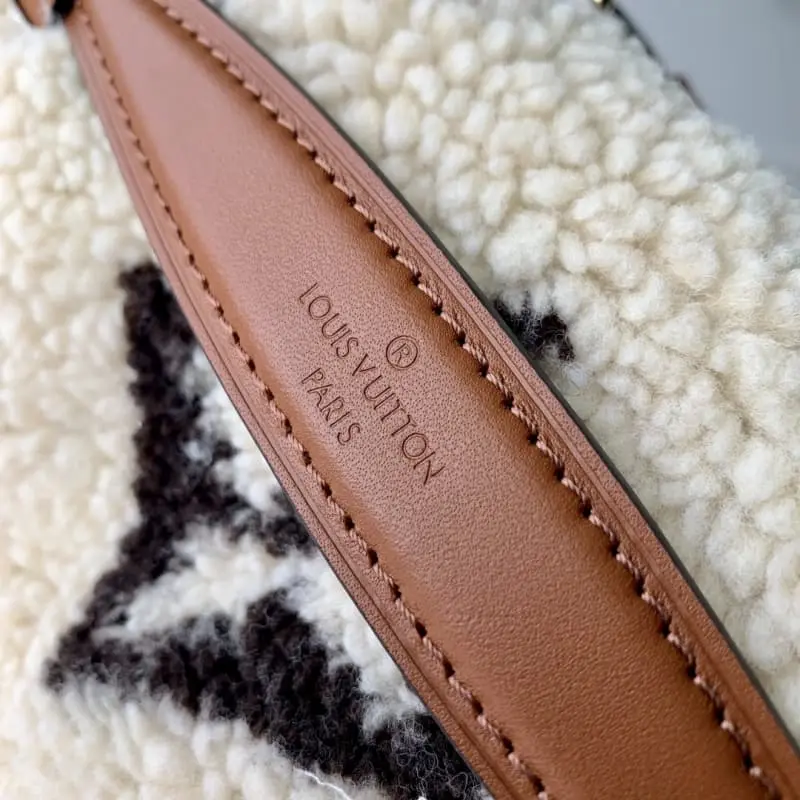 M23715 37x14x13cm High Quality Bags - Image 5