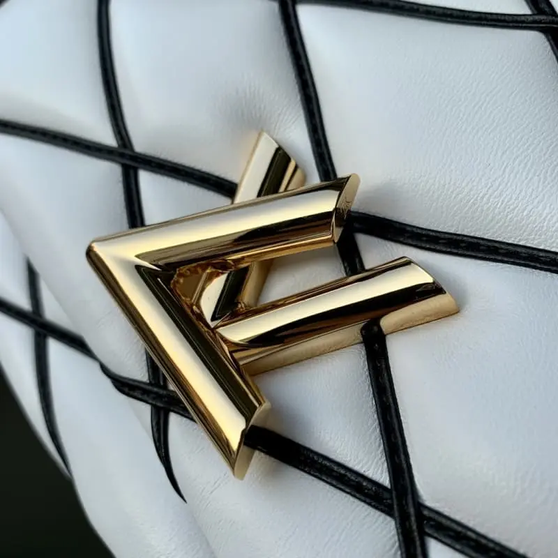 M22890 White 23x16x10cm High Quality Bags - Image 5