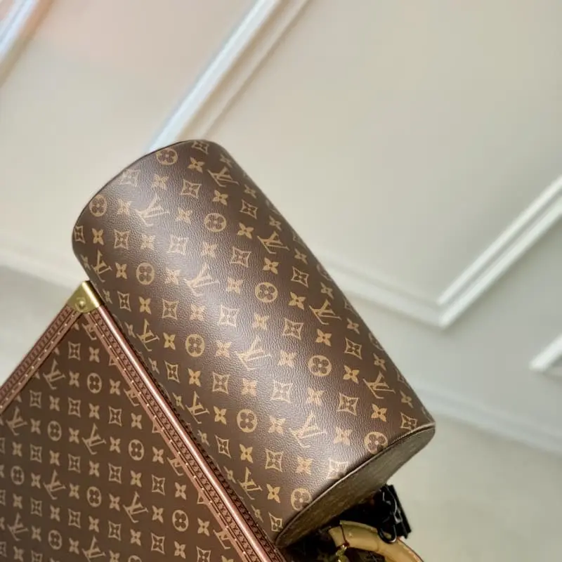 M46691 33x17x17cm High Quality Bags - Image 5