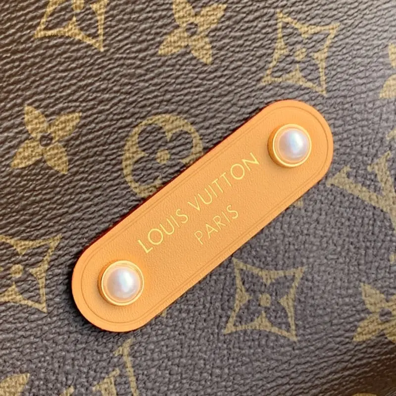 M14018 35x12x38cm High Quality Bags - Image 5