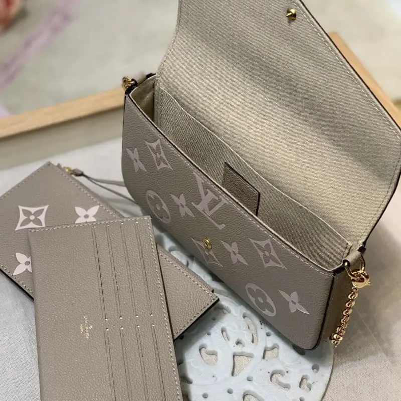 M69977 21x12x3cm High Quality Bags - Image 5