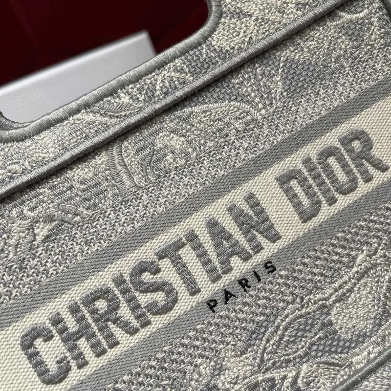 ML8 2 High Quality Bags - Image 6