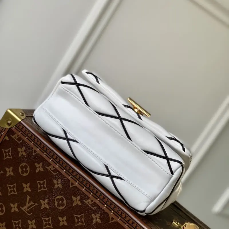 M22890 White 23x16x10cm High Quality Bags - Image 4