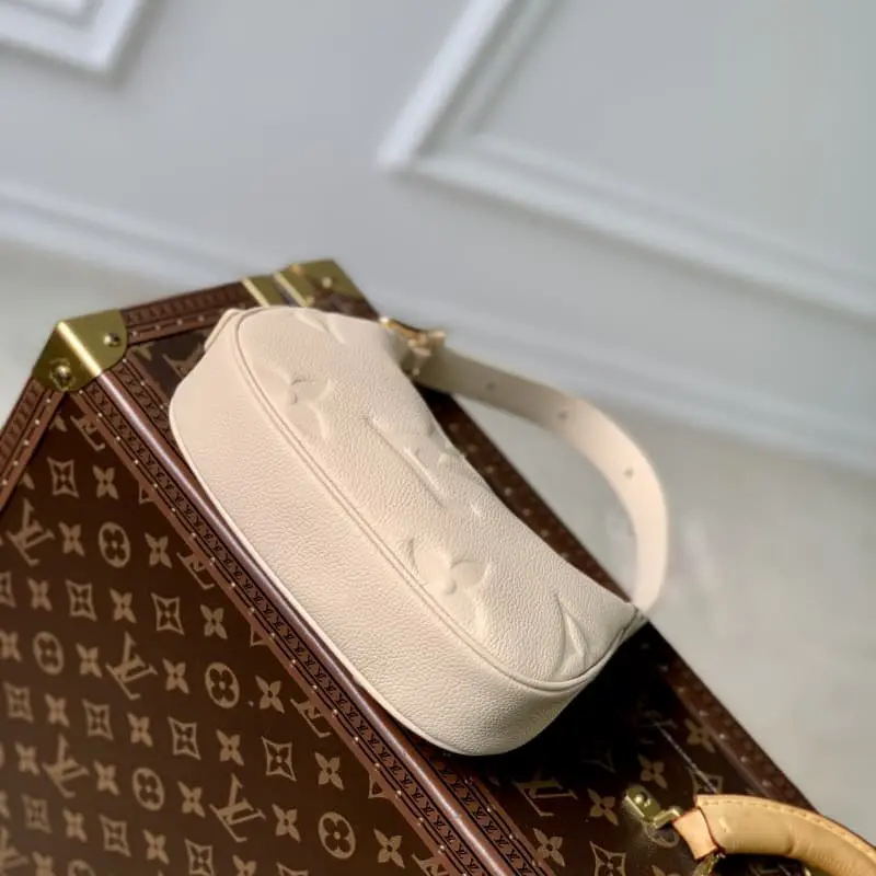 M82519 White 20.5x11x5cm High Quality Bags - Image 4