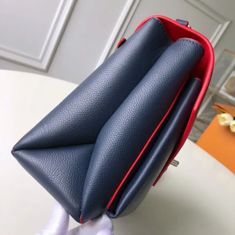 M53197 28x20x11cm High Quality Bags - Image 3