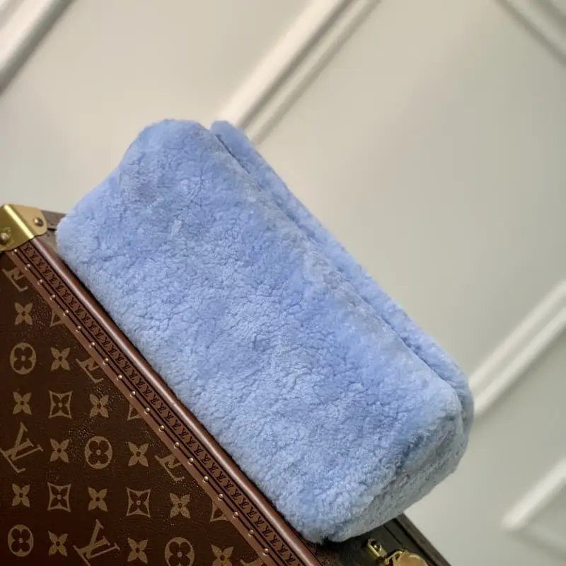 M21040 23x17x9.5cm High Quality Bags - Image 4