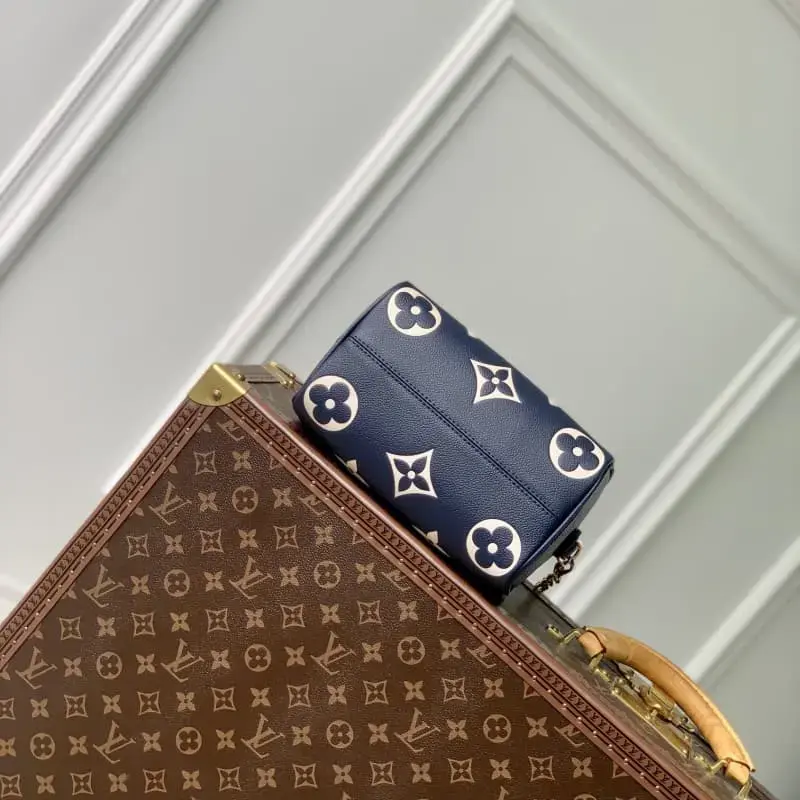 M47048 20.5x13.5x12cm High Quality Bags - Image 4