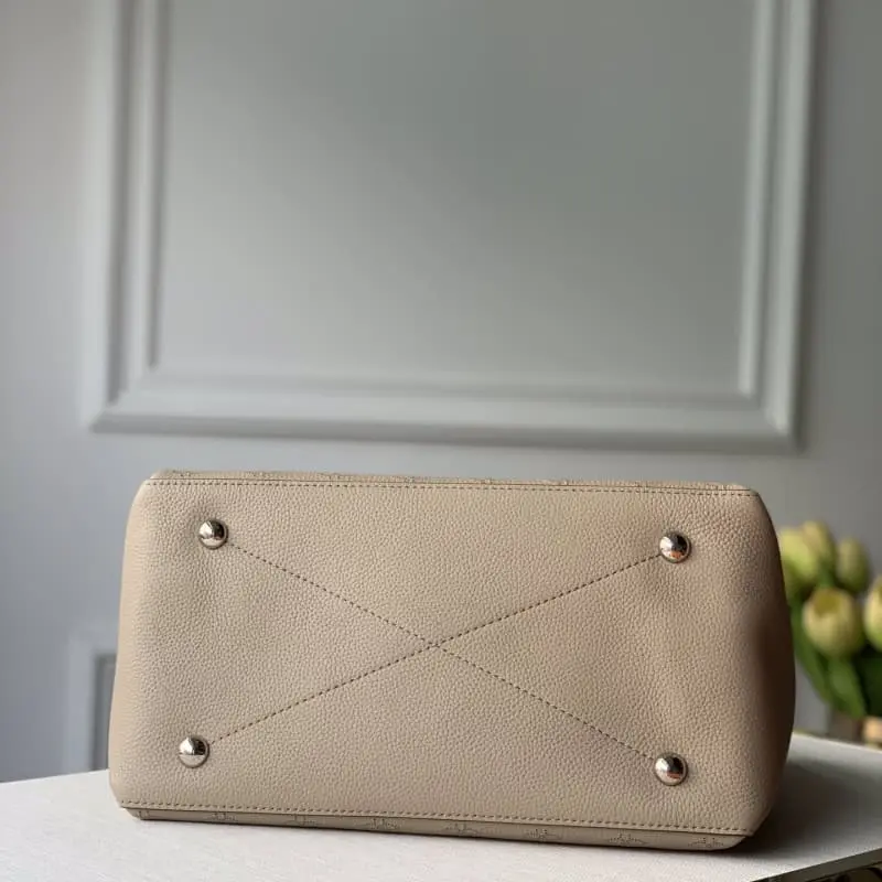 M56084 32x26x17cm High Quality Bags - Image 3