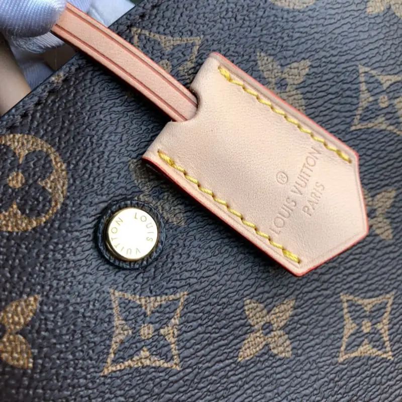 M41067 39x28x16cm High Quality Bags - Image 3