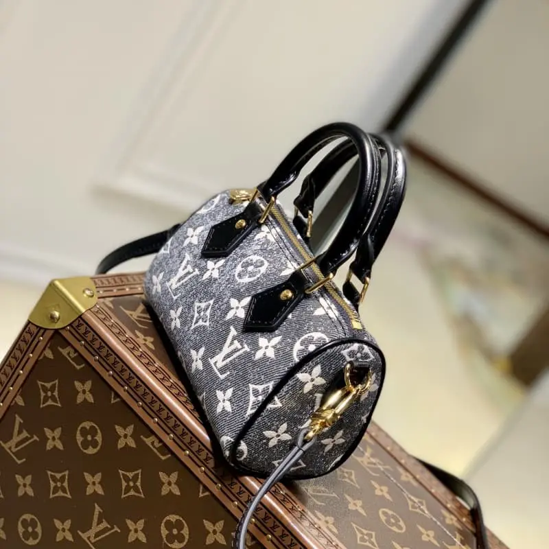 M82242 16x11x9cm High Quality Bags - Image 3