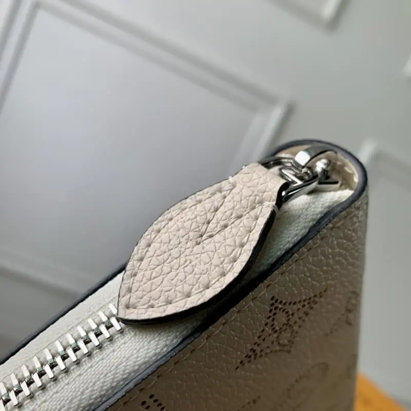 M61869 White 19x10cm High Quality Bags - Image 3