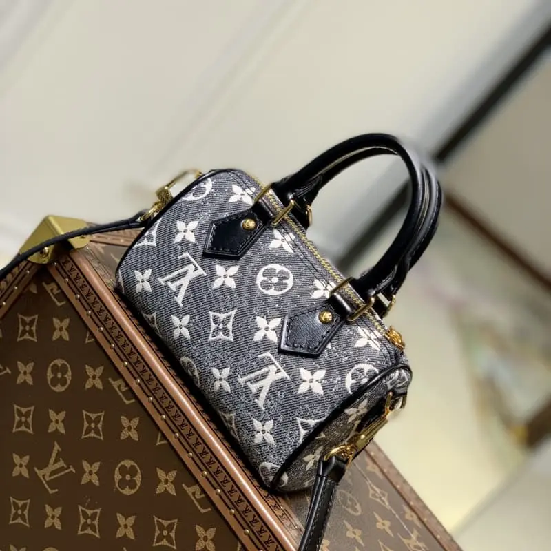 M82242 16x11x9cm High Quality Bags - Image 2